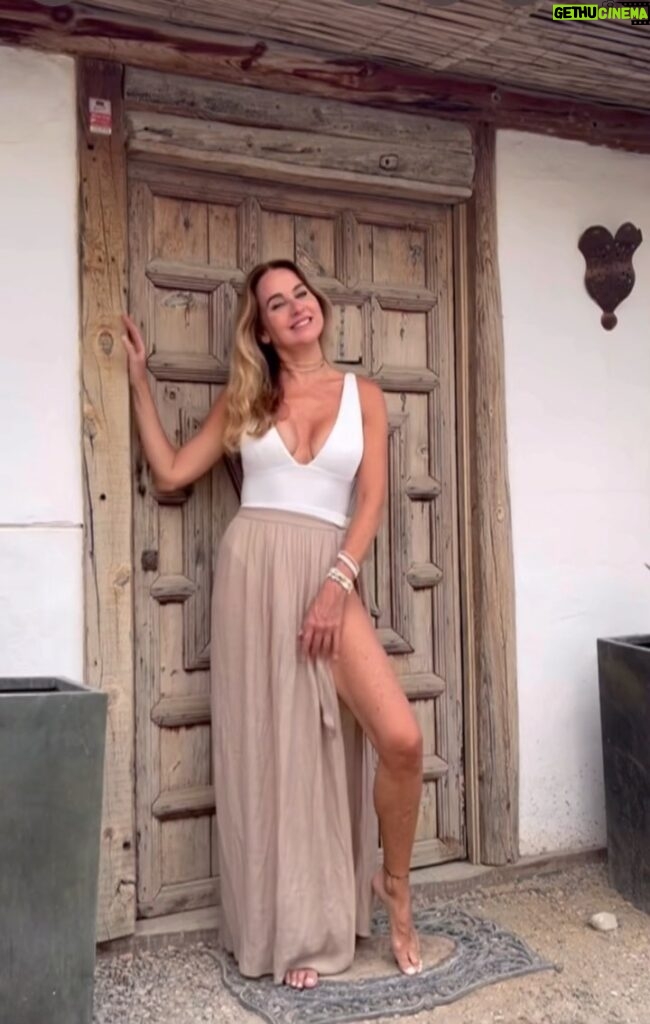 Florencia Ortiz Instagram - 🐚Cuando te saludan mientras haces la foto. IBIZA #ibiza #escavalletbeach #playaibiza Ibiza, Spain