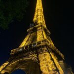 Florencia Ortiz Instagram - ILUMINADA Y ETERNA… La Torre Eiffel, inicialmente llamada Tour de 300 mètres es una estructura de hierro pudelado diseñada inicialmente por los ingenieros civiles Maurice Koechlin y Émile Nouguier y construida, tras el rediseño estético de Stephen Sauvestre, por el ingeniero civil francés Alexandre Gustave Eiffel y sus colaboradores para la Exposición Universal de 1889 en París. Hoy tiene 135 años. 🌟 Haciéndome la profe de historia. 😄 Torre Eiffel, París.