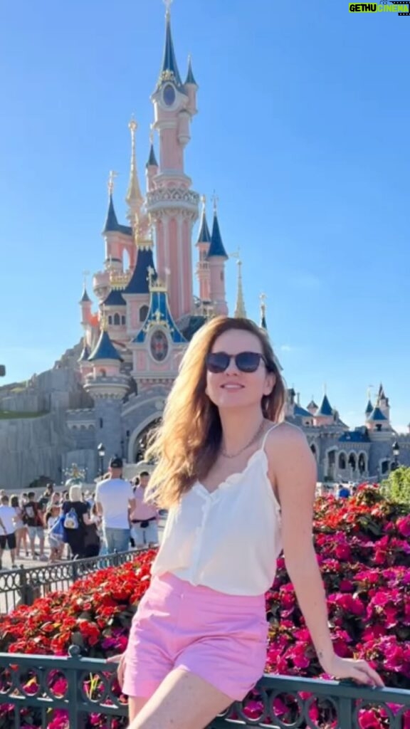 Florencia Ortiz Instagram - Quiero vivir en un mundo de fantasía, hasta los juegos de terror me parecieron lindos😵‍💫 #disneylandparis Disneyland Paris