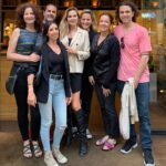 Florencia Ortiz Instagram - Si hay grupo que se note. Hermosa salida post teatro @productoracrisalida Cenita @lucasinza 💜 @elibonache @silvi419 @ignvalle Plaza Cataluña - Barcelona