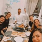 Florencia Ortiz Instagram - Me encanta compartir las fotos de las cenas con mis amigos. Con ese privilegio que tiene la amistad, que puedas decir tonterías y que se respeten tus tonterías. 😁 🥂 Los anfitriones @lissmorr @say.matt Los muertos de hambre @florortizoficial @lucasinza @sebasoldo @gerardo.begerez 💜 BB Leon. 😻y falta Eva que ceno rápido y se fue de fiesta. 😅 Barcelona, Spain