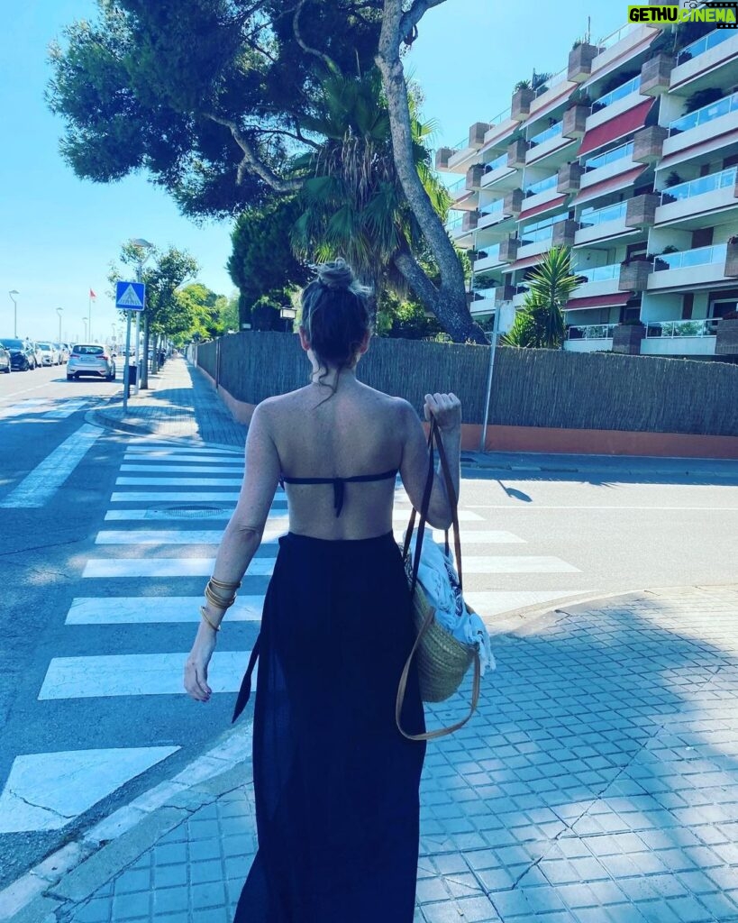 Florencia Ortiz Instagram - Dias de playa con Evi 💜 Caldes d’Estrac #caldesdestrac #Maresme #fotosEvi Balneari Caldes d'Estrac