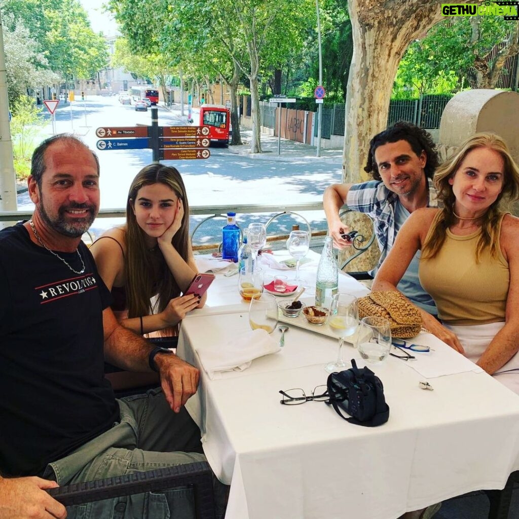 Florencia Ortiz Instagram - Nada mas lindo que la familia. #reencuetro #tiofico #hermanomayor 🧡 @ficox Barcelona, Spain