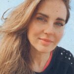 Florencia Ortiz Instagram - Cuando te sientas estresado busca un parque o plaza, césped donde te puedas descalzar y pone los pies sobre la tierra. Es una descarga absoluta y carga de buena energía. Dicen que si podemos hacerlo todos los días mejor. Es mágico. 💜 #maresme #premiademar #playasdeespaña Barcelona, Spain