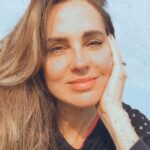 Florencia Ortiz Instagram - Cuando te sientas estresado busca un parque o plaza, césped donde te puedas descalzar y pone los pies sobre la tierra. Es una descarga absoluta y carga de buena energía. Dicen que si podemos hacerlo todos los días mejor. Es mágico. 💜 #maresme #premiademar #playasdeespaña Barcelona, Spain
