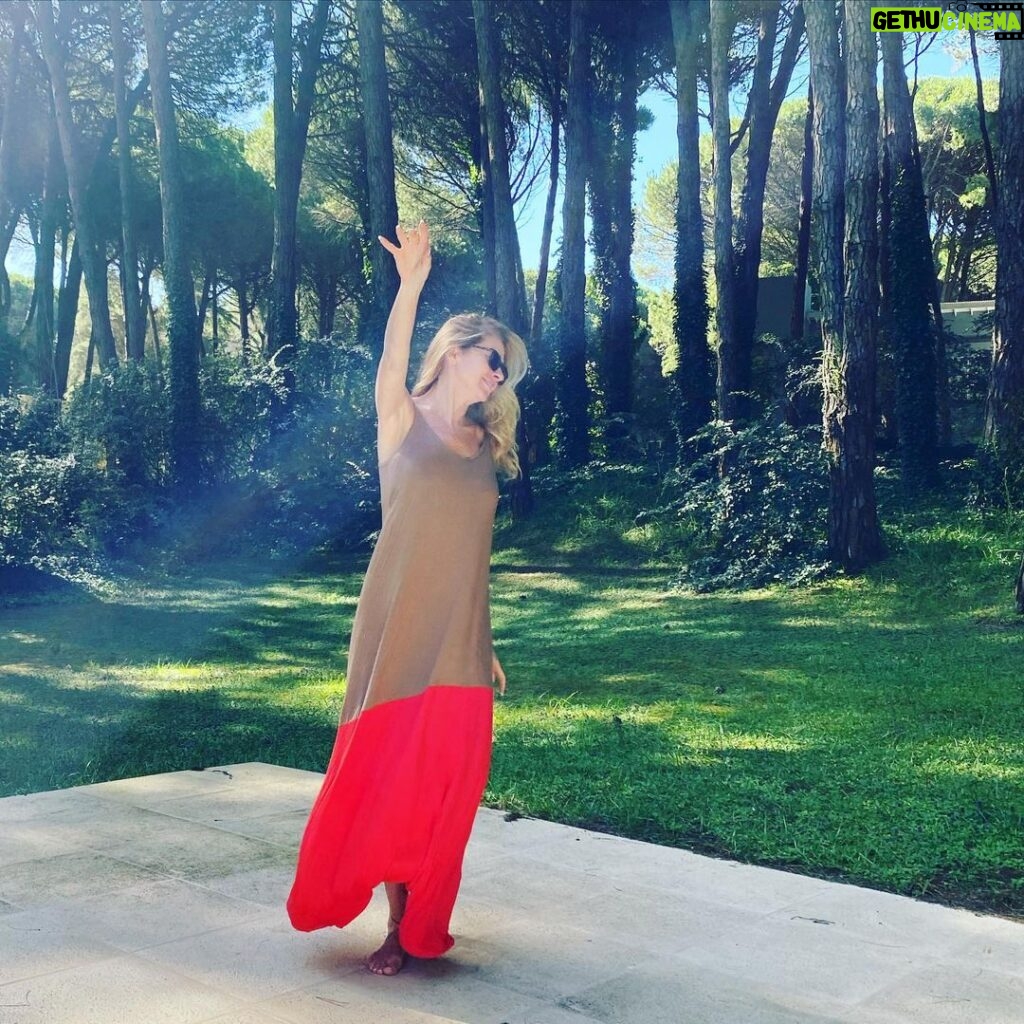 Florencia Ortiz Instagram - Feliz 2023!! Y que un rayo de luz nos ilumine el camino que deseamos. Gracias 2022 por enseñarme tanto. Disfruto. A que le vas a tener miedo. Es un regalo la vida. ⭐⭐⭐ #familia #amor Cariló