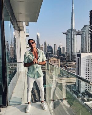 Florent André Instagram - Bof bof la vue de mon appartement 🤥