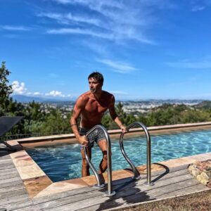 Florent André Instagram - Dans la vie il faut éviter trois figures géométriques : les cercles vicieux, les triangles amoureux et les esprits trop carrés 😉