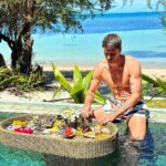 Florent André Instagram – Petit déjeuner servi dans la piscine quoi de mieux ? 😁 @kupuphangan Kupu Kupu Phangan Beach Villas & by Spa L’occitane