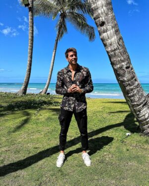 Florent André Instagram - Rester, c’est exister. voyager, c’est vivre 🏝☀️