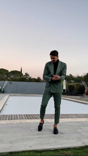 Florent André Instagram - Pret pour terminer l’année 2021 🤵‍♂️🥳