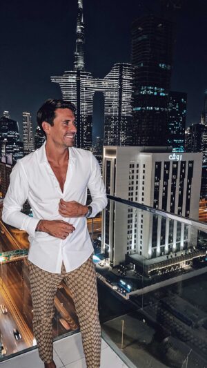 Florent André Instagram - Dubai by night 🤩

Tenue 1 
Chemise @zara 
Jeans @zara 
Basket @converse 

Tenue 2 
Chemise @zara 
Pantalon @gucci 
Basket @gucci