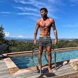 Florent André Instagram - Dans la vie il faut éviter trois figures géométriques : les cercles vicieux, les triangles amoureux et les esprits trop carrés 😉