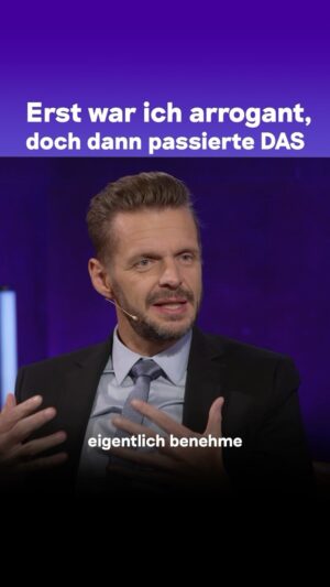 Florian Schroeder Instagram - Wie ist es bei euch: Habt ihr selbst Erfahrungen als „Scheidungskind“ gemacht und musstet euch (vermeintlich) zwischen den Eltern entscheiden? 
Florian @schroeder_live hat nach der Trennung seiner Eltern bei seiner Mutter gewohnt – auch auf seinen eigenen Wunsch hin. Schon als Kind hat er gemerkt: Meine Mutter ist der bessere und sicherere Ort für mich. 

Sein Vater war kriminell, „ein klassischer Betrüger“, wie Florian heute sagt. Im ganzen Talk erzählt er, warum er das „Ganovenleben“ seines Vaters als Kind trotzdem irgendwie spannend fand und warum er sein Leben lang Angst hatte, dass „das Böse“ in ihm steckt. 

Den Link zur @ardmediathek findet ihr in unserer Bio! #vater #scheidung #scheidungskind #trennung #sorgerecht #deepunddeutlich #florianschroeder