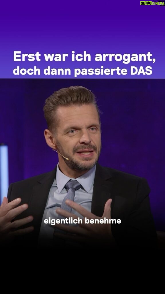 Florian Schroeder Instagram - Wie ist es bei euch: Habt ihr selbst Erfahrungen als „Scheidungskind“ gemacht und musstet euch (vermeintlich) zwischen den Eltern entscheiden? Florian @schroeder_live hat nach der Trennung seiner Eltern bei seiner Mutter gewohnt – auch auf seinen eigenen Wunsch hin. Schon als Kind hat er gemerkt: Meine Mutter ist der bessere und sicherere Ort für mich. Sein Vater war kriminell, „ein klassischer Betrüger“, wie Florian heute sagt. Im ganzen Talk erzählt er, warum er das „Ganovenleben“ seines Vaters als Kind trotzdem irgendwie spannend fand und warum er sein Leben lang Angst hatte, dass „das Böse“ in ihm steckt. Den Link zur @ardmediathek findet ihr in unserer Bio! #vater #scheidung #scheidungskind #trennung #sorgerecht #deepunddeutlich #florianschroeder