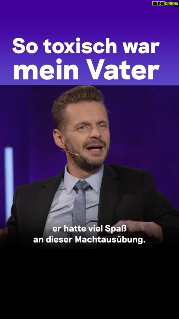 Florian Schroeder Instagram - Wenn jemand sagt, ihr wärt wie eure Eltern – ist das für euch ein Kompliment oder eine Beleidigung? Florian @schroeder_live hatte sein Leben lang Angst, wie sein Vater zu werden. Der war nämlich kriminell, hat ihn herablassend und wenig respektvoll behandelt, war unzuverlässig. In seinen späten Zwanzigern hat Florian dann gemerkt: Er selbst verhält sich auch arrogant und abweisend – obwohl er doch seine ganze Jugend nur das Ziel hatte, nicht zu werden wie sein Vater. Welche Erkenntnis ihm dabei geholfen hat, offener und freundlicher auf Menschen zuzugehen, und welchen Einfluss es auf ihn hatte, dass er nach seinem 10. Lebensjahr nie wieder Kontakt zu seinem Vater hatte, das erzählt Florian im Gesamttalk in der @ardmediathek. Link in unserer Bio! #vater #truecrime #deepunddeutlich #florianschroeder