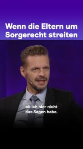 Florian Schroeder Instagram - Wie ist es bei euch: Habt ihr selbst Erfahrungen als „Scheidungskind“ gemacht und musstet euch (vermeintlich) zwischen den Eltern entscheiden? Florian @schroeder_live hat nach der Trennung seiner Eltern bei seiner Mutter gewohnt – auch auf seinen eigenen Wunsch hin. Schon als Kind hat er gemerkt: Meine Mutter ist der bessere und sicherere Ort für mich. Sein Vater war kriminell, „ein klassischer Betrüger“, wie Florian heute sagt. Im ganzen Talk erzählt er, warum er das „Ganovenleben“ seines Vaters als Kind trotzdem irgendwie spannend fand und warum er sein Leben lang Angst hatte, dass „das Böse“ in ihm steckt. Den Link zur @ardmediathek findet ihr in unserer Bio! #vater #scheidung #scheidungskind #trennung #sorgerecht #deepunddeutlich #florianschroeder