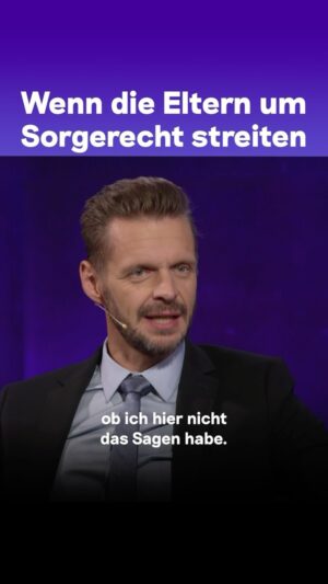 Florian Schroeder Instagram - Wie ist es bei euch: Habt ihr selbst Erfahrungen als „Scheidungskind“ gemacht und musstet euch (vermeintlich) zwischen den Eltern entscheiden?

Florian @schroeder_live hat nach der Trennung seiner Eltern bei seiner Mutter gewohnt – auch auf seinen eigenen Wunsch hin. Schon als Kind hat er gemerkt: Meine Mutter ist der bessere und sicherere Ort für mich. Sein Vater war kriminell, „ein klassischer Betrüger“, wie Florian heute sagt. Im ganzen Talk erzählt er, warum er das „Ganovenleben“ seines Vaters als Kind trotzdem irgendwie spannend fand und warum er sein Leben lang Angst hatte, dass „das Böse“ in ihm steckt. 

Den Link zur @ardmediathek findet ihr in unserer Bio! #vater #scheidung #scheidungskind #trennung #sorgerecht #deepunddeutlich #florianschroeder