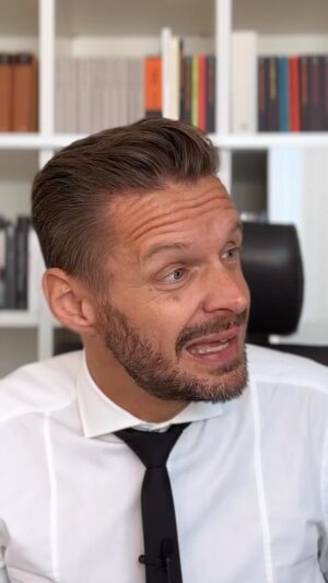 Florian Schroeder Instagram - Am 12. Oktober erscheint mein neues Buch „UNTER WAHNSINNIGEN. Warum wir das Böse brauchen.“ Ab jetzt könnt ihr es überall vorbestellen 🙏🏽