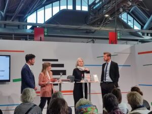 Florian Schroeder Instagram - Heute den ganzen Tag auf der Frankfurter Buchmesse: erst ein sehr spannendes Gespräch zusammen mit Marlene Streeruwitz bei @deutschlandfunkkultur und jetzt zur Signierstunde am Stand von @dtv_verlag #unterwahnsinnigen #buchmesse #frankfurt