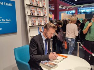 Florian Schroeder Instagram - Heute den ganzen Tag auf der Frankfurter Buchmesse: erst ein sehr spannendes Gespräch zusammen mit Marlene Streeruwitz bei @deutschlandfunkkultur und jetzt zur Signierstunde am Stand von @dtv_verlag #unterwahnsinnigen #buchmesse #frankfurt