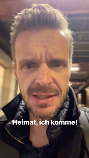 Florian Schroeder Instagram - Heute Baden-Baden, morgen Lörrach, übermorgen Freiburg. Ich bespaße mit SCHLUSS JETZT! – meinem Jahresrückblick - die Südkurve! Es gibt nur noch wenige Restkarten. @kurhausbadenbaden @burghof @vorderhaus_freiburg