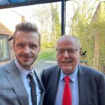 Florian Schroeder Instagram - Heute Abend blicke ich mit diesem freundlichen Herrn auf das Jahr 2023 zurück. Sein Name ist Steinmeier und er war mal Außen…ach nee, warte. Bis heute Abend um 23:45 Uhr weiß ich es. Dann läuft „Schroeder wählt Steinbrück“ im @wdr Fernsehen. #steinbrück #show #tv #wdr #satire WDR