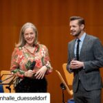 Florian Schroeder Instagram - Das ist wirklich eine sehr schöne Reihe, die mir ausgesprochen viel Spaß macht: Schroeder geht ins Konzert – dieses schöne Format verbindet klassische Musik und Satire. Am Sonntag war die Düsseldorfer Symphoniker und die Violinistin Isabelle van Keulen meine Gäste. #show #konzert #tonhalle #düsseldorf Tonhalle Düsseldorf
