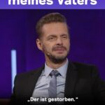 Florian Schroeder Instagram - Wie würdet ihr reagieren, wenn ihr aus dem Nichts plötzlich so einen Anruf bekommt? Jahrelang hatte Florian @schroeder_live nichts von seinem Vater gehört. Nach der Scheidung seiner Eltern wuchs er bei seiner Mutter auf, sah seinen Vater nur noch sporadisch. Der Kontakt brach schließlich vollständig ab, als er 10 Jahre alt war. Auch weil er gemerkt hat: Mein Vater tut mir nicht gut. Denn der war kriminell, ein „klassischer Betrüger“. Wie es für ihn war, ohne Vater aufzuwachsen, und was an dem Tod seines Vaters ihn besonders mitgenommen hat, das seht ihr in der @ardmediathek. #vater #tod #schwarzwald #deepunddeutlich #florianschroeder