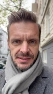 Florian Schroeder Instagram - ES REICHT! Heute werde ich endlich darüber sprechen! Um 18 Uhr in der Mediathek und heute Nacht im Fernsehen! 🤫