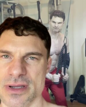 Flula Borg Instagram - SUNDAY MORNING GRINED wow it feels so good to wake it up early on sunday and iron some pump 💪 @paolomascitti