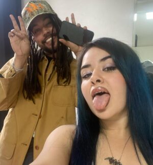 Foudeqush Instagram - hola @jessebaez y yo tenemos una cumbia y por fiN sale este viernes 26 de mayo !⭐️🕯️🤍🤍 algunxs ya la han escuchado en vivo ya era hora dd sacarla auuuu prod by @kalifrn ! cumbia aesthetic 26/05 pre-save en la bio 🏹🏹

gracias @un4l0kur4 x ayudarme con el styling 🎀