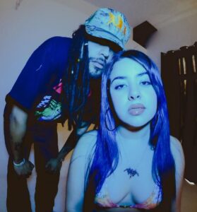 Foudeqush Instagram - hola @jessebaez y yo tenemos una cumbia y por fiN sale este viernes 26 de mayo !⭐️🕯️🤍🤍 algunxs ya la han escuchado en vivo ya era hora dd sacarla auuuu prod by @kalifrn ! cumbia aesthetic 26/05 pre-save en la bio 🏹🏹 gracias @un4l0kur4 x ayudarme con el styling 🎀