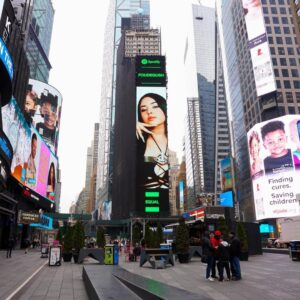 Foudeqush Instagram - mi primera vez en el times square !!! gracias infinitas @spotifymexico #equal 🖤🖤🖤🖤🖤 se pone chida la simulacióOooonnnn, a la próxima espero poder estar presente en cuerpaaaa