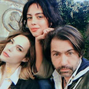Francesco Apolloni Instagram - Circondato da meravigliose attrici piene di talento e bellezza questo e anche  il film  #addioalnubilato si  puo' vedere su #primevideoit  riderete moltissimo e... grazie a tutti  per i bellissimi messaggi che mi state inviando 🙏@laurachiatti82 @emmamatildalio @chiarafrancini @junichikawaofficial @antonia_liskova_official @minerva_pictures @gianlucacurti1 @primevideoit @rai_cinema @tt_agencysrl  @loredanaberteofficial #filmitaliani #italianmovie #attrice #attore #attriceitaliana #filmcomunity #filmproduction #bellezzeitaliane #nubilato #spettacolo@startalentiofficial@tiziana_dimatteo1@manzopiccirillo