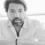 Francesco Apolloni Instagram - #raffaelelacapria ❤️ lo scrittore italiano più importante ci ha lasciato a 99 anni oggi al suo funerale non c era nessun rappresentante delle istituzioni: un vice sindaco un assessore alla cultura .... un sottosegretario ... Segno di come.e.considerata la cultura in questo paese e i suoi più grandi rappresentanti Probabilmente loro quando se ne andranno saranno presto dimenticati La Capria vivrà in eterno grazie per essere stato nella.mia vita @alexandra_lacapria @minimumfax #scrittori @startalentiofficial #premiostrega #scrittoriitaliani @siciliano_1