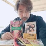 Francesco Apolloni Instagram - C' è stato un momento in cui leggere è stata una mia priorità divoravo due o tre libri al giorno ... Ho capito che era possibile con le parole con la scrittura provare a mettere ordine a questo caos che ci circonda 🙏#raffaelelacapria @minimumfax @deaplanetalibri @deagostini_official @donzellieditore @tt_agencysrl @minerva_pictures @rai_cinema @primevideoit @globodoro @nastridargento @alexandra_lacapria Rome, Italy