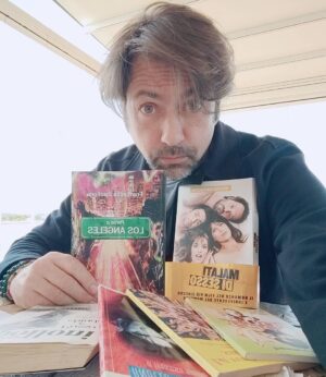 Francesco Apolloni Instagram - C' è stato un momento in cui leggere è stata una mia priorità divoravo due o tre libri al giorno ... Ho capito che era possibile con le parole con la scrittura provare a mettere ordine a questo caos che ci circonda 🙏#raffaelelacapria @minimumfax @deaplanetalibri @deagostini_official @donzellieditore @tt_agencysrl @minerva_pictures @rai_cinema @primevideoit @globodoro @nastridargento @alexandra_lacapria