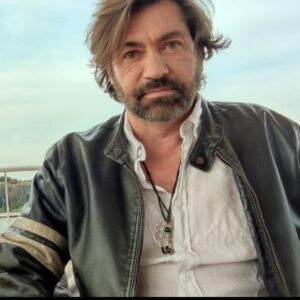 Francesco Apolloni Instagram - Riunione di  sceneggiatura Stacco  la mia agente @tiziana_dimatteo1 @tt_agencysrl mi chiama e mi chiede " Mi servono  delle foto con questo look che hai "  io : " Che look ? " @tiziana_dimatteo1 : "Ma si dai con la barba trasandato" io: 😳Quando ti servono ? " @tiziana_dimatteo1: " Ora !" Stacco il tuo  sceneggiatore di fiducia @kardius67 si trasforma in pochi minuti in  @david_lachapelle con un pizzico di @olivierotoscanistudio no filter no make up Risultato ???