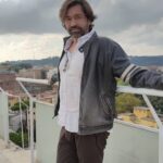 Francesco Apolloni Instagram - Riunione di sceneggiatura Stacco la mia agente @tiziana_dimatteo1 @tt_agencysrl mi chiama e mi chiede " Mi servono delle foto con questo look che hai " io : " Che look ? " @tiziana_dimatteo1 : "Ma si dai con la barba trasandato" io: 😳Quando ti servono ? " @tiziana_dimatteo1: " Ora !" Stacco il tuo sceneggiatore di fiducia @kardius67 si trasforma in pochi minuti in @david_lachapelle con un pizzico di @olivierotoscanistudio no filter no make up Risultato ??? ROMA - città eterna