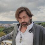 Francesco Apolloni Instagram - Riunione di sceneggiatura Stacco la mia agente @tiziana_dimatteo1 @tt_agencysrl mi chiama e mi chiede " Mi servono delle foto con questo look che hai " io : " Che look ? " @tiziana_dimatteo1 : "Ma si dai con la barba trasandato" io: 😳Quando ti servono ? " @tiziana_dimatteo1: " Ora !" Stacco il tuo sceneggiatore di fiducia @kardius67 si trasforma in pochi minuti in @david_lachapelle con un pizzico di @olivierotoscanistudio no filter no make up Risultato ??? ROMA - città eterna