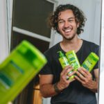 Francisco Fernández Instagram - #pub Desde o primeiro confinamento que comecei a deixar crescer o cabelo, o mais difícil tem sido mesmo domar esta juba bem selvagem... Garnier enviou me a sua nova gama Força & Brilho de Fructis, e não é que faz efeito! Caracóis domadinhos e brilhantes malta... ouçam o que vos digo... 😏🦁 @garnierportugal #fructispub