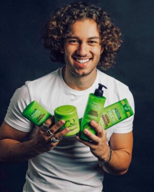 Francisco Fernández Instagram - #pub Querem tratar bem dos vossos caracóis?
A gama Fructis Hidra Caracóis da @garnierportugal trata deles. Para caracóis definidos e hidratados, com 96h de efeito anti-frizz. 😏🤘
O glam rock pode voltar que eu vou deixar crescer a juba!👩‍🎤
#fructispub #naosequesoscaracois