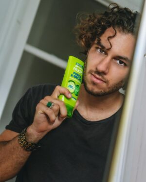 Francisco Fernández Instagram - #pub Desde o primeiro confinamento que comecei a deixar crescer o cabelo, o mais difícil tem sido mesmo domar esta juba bem selvagem... Garnier enviou me a sua nova gama Força & Brilho de Fructis, e não é que faz efeito! Caracóis domadinhos e brilhantes malta... ouçam o que vos digo... 😏🦁 @garnierportugal #fructispub