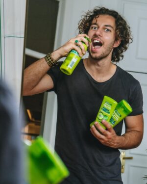 Francisco Fernández Instagram - #pub Desde o primeiro confinamento que comecei a deixar crescer o cabelo, o mais difícil tem sido mesmo domar esta juba bem selvagem... Garnier enviou me a sua nova gama Força & Brilho de Fructis, e não é que faz efeito! Caracóis domadinhos e brilhantes malta... ouçam o que vos digo... 😏🦁 @garnierportugal #fructispub