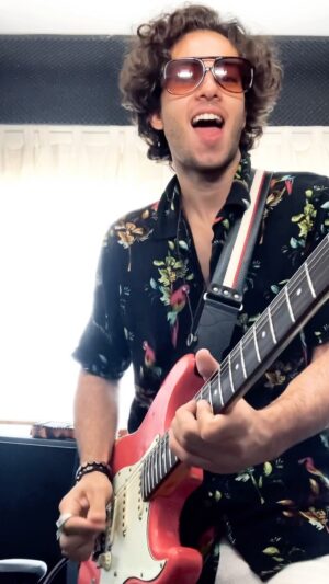 Francisco Fernández Instagram - Do you feel like I do? 🍄
.
.
#doyoufeellikewedo 
#peterframpton 
#guitarsolo #guitar #rock #framptoncomesalive #strat #straturday #stratocaster #fender #johnmayer #srv #davidguilmour @mrpeterframpton @soundofguitars @riffwars @solo_section @a_six_stringthing @6stringsdaily @guitarsdaily @guitarsarebetter @guitarsecret @guitarstars