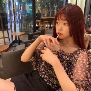 Fukutomi Tsuki Instagram - 上目遣いのつもりがただの怒ってるような表情になっています笑笑

何飲んでるの！？って質問が多かったのですが、ソイラテです！店員のお姉さんの好きな飲み方らしくて同じにしちゃいました♡

皆さんの好きなスタバのカスタムとかってありますか！？

오랜만에 스타벅스에서 소이라떼를  마셨습니다 >< 

여러분이 추천하는 스타벅스 커스텀 있습니까!? 

#スターバックス 
#스타벅스