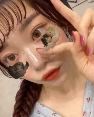 Fukutomi Tsuki Instagram - 私ピンクも好きですが、やっぱり赤も大好きですねねねねさくらんぼの赤🍒大好き❤️

あ、最近すごく思うのですが、地雷メイクをしてみたいなって思うんです🤣👍✨

流行りに遅れてる感がすごくありますが、すごくしてみたいのです笑笑

何か皆さんの知っている地雷メイクでのポイントってありますか？？
なんか可愛い系もあるし、かっこいい系もあるしメイクって本当に底知れない…ヽ(´o｀；だから好きなんですけどねぇぇぇ！！！

ちなみにこのメイクはまたまたコーラルメイクです🌸🌷tiktok明日あげるので通知はオンにしていて下さいね💗

そして
皆さん今日1日もお疲れ様でしたぁぁぁ
本当に最近暑くなっている為、熱中症や風邪にも気をつけてください😷💪
らびゅです😘

요즘 너무 하고싶은 메이크업이 있어요!!!
그 이름은 『지뢰 메이크업』😈💗

유행에 늦은 느낌이 있지만 그래도 너무너무 해보고 싶어요 ~~~!!!

이번 사진에서 했던 메이크업은 코랄 메이크업입니다!! 내일 tiktok을 올릴 거에요 !!알림을 켜주세요~~!!

오늘 하루도 행복하게 보내셨어요!?

요즘 날씨가 엄청 더워서 열사병이나 감기도 조심하세요!!
라뷰 입니다♡