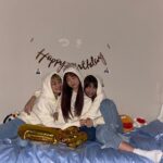 Fukutomi Tsuki Instagram - 改めて！💗 少し遅れの誕生日会をふきのとうで💗 忙しい2人なのにこんな最高のサプライズを準備してくれてもう、嬉しすぎました😭💗 本当にありがとう！ お揃いのパーカーをプレゼントしてくれました💗 それから3人おそろいで、サンリオピューロランドに行ってきました💗 ピューロランドの写真は次の投稿をお楽しみに！ 誕生日が終わってからも沢山の方が祝ってくれて本当に幸せ者です！ 皆さん残りの2020年も幸せに過ごしてくださいね！ 조금 지연의 생일 파티를 후키노토우에서 💗 이런 최고의 서프라이즈를 준비해줘서 너무 기뻤습니다 😭💗 정말 고마워요!!! 같은 파카를 선물로 줬어요 💗 그리고 3명으로 산리오쀼로랜드 에 다녀왔습니다 💗 쀼로랜드의 사진은 다음의 투고를 기대하세요! 생일이 끝나고도 많은 분들이 축해줘서 정말 감사합니다! 여러분 나머지 2020년도 행복하게 지내세요!