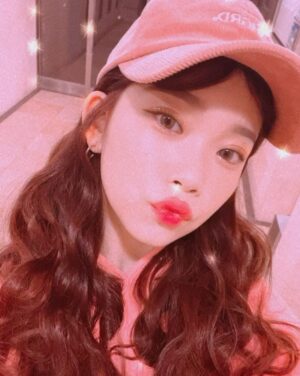 Fukutomi Tsuki Instagram - １つ前の投稿のメイクです💘

お洋服のピンクに合わせて
💗🍬Candy pink makeup🍭💗

キャンディーみたいにキラキラしてて、可愛くて、おいしそうなメイクにしてみました💗

Twitterにも未公開写真載せるので
是非チェックしてくださいね♡

첫번째는 어제 업로드한 메이크업 사진입니다 💘

핑크 의상에 맞춰
💗🍬 Candy pink makeup🍭💗

사탕처럼 반짝거리고, 귀엽고, 달달한 메이크업으로 했어요 💗

Twitter에도 미공개 사진 올릴테니까
꼭 확인해주세요 ♡